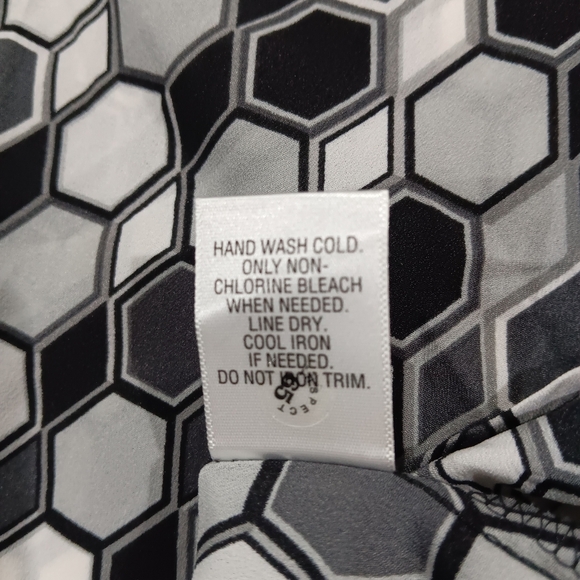 Apt. 9 Women's (Size 3X) Black, White, Gray Geometric Print Sleeveless Blouse - Picture 6 of 12